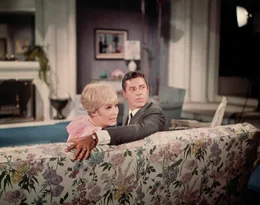 Dr. Elizabeth Acord (Janet Leigh, l.); Christopher Pride (Jerry Lewis, r.)