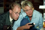 Zwei Angsthasen im Supermarkt: Schumann (Lutz Herkenrath) und Rita (Gaby Köster) haben ein Geräusch gehört. Hätte Rita doch auf die Wahrsagerin gehört und wäre zu Hause geblieben! Zwei Angsthasen im Supermarkt: Schumann (Lutz Herkenrath) und Rita (Gaby Köster) haben ein Geräusch gehört. Hätte Rita doch auf die Wahrsagerin gehört und wäre zu Hause geblieben!