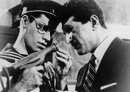 Wenn sich Wilbur Hoolick (Jerry Lewis, l.) schon als Junge ausgibt, muss er sich auch so verhalten. Das bekommt vor allem Bob Miles (Dean Martin, r.) zu sp&uuml;ren ...