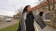 Ella schwelgt in Erinnerungen, während sie das ehemalige Kasernengelände der US-Army in Mannheim besucht. Ella schwelgt in Erinnerungen, während sie das ehemalige Kasernengelände der US-Army in Mannheim besucht.