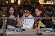 Lauren Benanti als Nadine Clay, Pamela Adlon als Chef Z, und Carrie Preston als Elsbeth Tascioni
