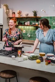 Enie van de Meiklokjes (l.); Jule Lobo (r.)