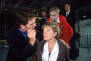 Bei dem Versuch, Schmidt (Walter Sittler) noch vor seinem Abflug zu erreichen, ist Nikola (Mariele Millowitsch) gest&uuml;rzt. Schmidt ist sofort zur Stelle, um sie zu untersuchen. Die Flughafenangestellte (Li Hagmann) will wissen, um Schmidt noch die Maschine nach Boston nehmen will...