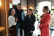 Isabelle (Ania Niedieck, r.) erkennt neugierig, dass bei den Zieglers (links Berrit Arnold und Stefan Bockelmann) etwas im Gange ist. 2.v.r. Lucie (Julia Wiedemann)