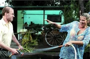 Es geht doch nichts &uuml;ber ein kl&auml;rendes Gespr&auml;ch. Bei Schumann (Lutz Herkenrath) und Rita (Gaby K&ouml;ster) endet es in einer Wasserschlacht.