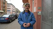 Dieter (55) ist auf dem Weg zum Hautarzt, um sich ein entzündetes Muttermal untersuchen zu lassen Dieter (55) ist auf dem Weg zum Hautarzt, um sich ein entzündetes Muttermal untersuchen zu lassen