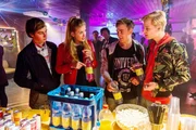 Jens (Janosch Lencer, 2.v.r.) und Robin (Samuel Prost, r.) schmuggeln Alkohol auf die Party. Ole (Matti Schmidt-Schaller) und Emma (Zsa Zsa Inci B&uuml;rkle) sind auch da und als Tobi auftaucht, f&auml;ngt Emma an zu trinken.