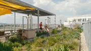 Mitbewohnerin auf der Dachterrasse der WG Melange.
