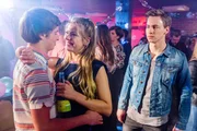 Tobi (Timmi Trinks, r.) versucht die betrunkene Emma (Zsa Zsa Inci B&uuml;rkle) zur Vernunft zu bringen. Die knutscht aber erstmal mit Ole (Matti Schmidt-Schaller).