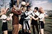 Die Damen der M&auml;dchenschule sind von dem angeblichen Jungen Wilbur Hoolick (Jerry Lewis, 3.v.r.) begeistert, aber Bob Miles (Dean Martin, 2.v.l.) durchschaut sein Spiel ...