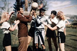 Die Damen der M&auml;dchenschule sind von dem angeblichen Jungen Wilbur Hoolick (Jerry Lewis, 3.v.r.) begeistert, aber Bob Miles (Dean Martin, 2.v.l.) durchschaut sein Spiel ...