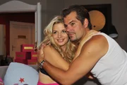 Leon (Daniel Fehlow) ist schwer verliebt und stolz auf seine Powerfrau Verena (Susan Sideropoulos), deren erste Schuhmesse bevorsteht. Leon (Daniel Fehlow) ist schwer verliebt und stolz auf seine Powerfrau Verena (Susan Sideropoulos), deren erste Schuhmesse bevorsteht.