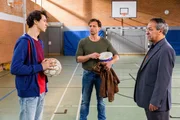 Stefan Vollmer (Hendrik Duryn, M.) &uuml;berrascht Tayfun (Jascha Baum, l.) und dessen Vater Ayhan (Tayfun Bademsoy) mit einer Videovorf&uuml;hrung aus Tayfuns Kindertagen, mit der er Vater und Sohn wieder enger zusammenbringen will.