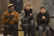 Als Earl (Garrett Morris, l.) und Han (Matthew Moy, r.) Oleg (Jonathan Kite, M.) anbieten ihm beim Umzug zu helfen, ahnen sie nicht, was auf sie zukommen wird ...