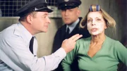 Der schlecht gelaunte Kittler (Egon Hofmann) blafft Jeannette (Christine Schuberth), die ihm - in "schmucker" Crememaske - einfach nur im Weg steht, an. Jeannette ist emp&ouml;rt - so geht man mit einer Stationssprecherin nicht um! (hi. Leon Boden)