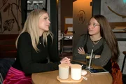 Alicia (Josefin Bressel, l.) hofft, dass sie Kate erreichen kann und mit ihr vernünftig reden kann. Alicia (Josefin Bressel, l.) hofft, dass sie Kate erreichen kann und mit ihr vernünftig reden kann.