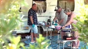 Bei der Camping-Clique rund um Nicole und Sascha Fingerhuth (li.) steht ein neues Abenteuer an. Sie wagen sich mit Hilfe von Hobby-Metzger Micha an die eigene Bratwurstherstellung.
