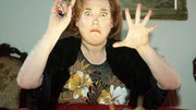 Wahrsagerin Helga (Hella von Sinnen) versucht, Rita mit Hilfe ihres Schlüsselbundes die Zukunft vorherzusagen. Wahrsagerin Helga (Hella von Sinnen) versucht, Rita mit Hilfe ihres Schlüsselbundes die Zukunft vorherzusagen.