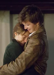 In Amsterdam erleben die an Schilddr&uuml;senkrebs erkrankte Hazel (Shailene Woodley, l.) und Guz (Ansel Elgort, r.), dem infolge eines Knochentumors das Bein amputiert werden musste, trotz einiger Entt&auml;uschungen eine wunderbare Zeit ...