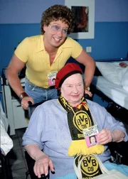 Atze (Atze Schr&ouml;der, oben) k&uuml;mmert sich liebevoll um Luise (Tana Schanzara). Schlie&szlig;lich kommt er mit ihrer Hilfe umsonst zum Fu&szlig;ball.