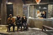 St&auml;rkung muss sein: Earl (Garrett Morris, l.), Oleg (Jonathan Kite, 2.v.l.), Han (Matthew Moy, M.), Caroline (Beth Behrs, 2.v.r.) und Max (Kat Dennings, r.) ...
