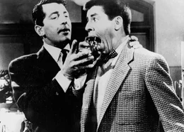 Der College-Lehrer Bob (Dean Martin, li.) versorgt den unfreiwilligen Gangsterschreck Wilbur (Jerry Lewis).