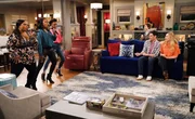 (v.l.n.r.) Janice (Br&eacute;ly Evans); Tina Butler (Tichina Arnold); Nicki (Shanola Hampton); Grover Johnson (Hank Greenspan); Dave Johnson (Max Greenfield); Gemma Johnson (Beth Behrs)