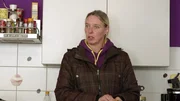 Katrin soll Sohn Luka übergangsweise in die Schule begleiten, da er diese oft schwänzt Katrin soll Sohn Luka übergangsweise in die Schule begleiten, da er diese oft schwänzt