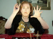 Wahrsagerin Helga (Hella von Sinnen) Wahrsagerin Helga (Hella von Sinnen)