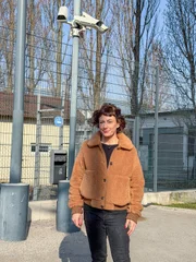 Esther vor einem gut bewachtem Datencenter. Esther vor einem gut bewachtem Datencenter.