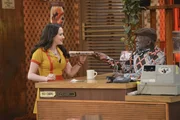 Noch ahnen Max (Kat Dennings, l.) und Earl (Garrett Morris, r.) nicht, was noch auf sie zukommen wird ...