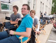 Hinter den Kulissen: Autor John Green (M.) mit Ansel Elgort (l.) und Shailene Woodley (r.) ...