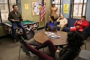 "Brooklyn Nine-Nine", "Wie eine stolze Mama-Henne." Jake droht, alsbald obdachlos zu werden. Es sei denn, er kann in kurzer Zeit viel Geld auftreiben. Seine Unterkunft soll in eine Eigentumswohnung umgewandelt werden. Weil er in den Tag hineinlebt, ohne jemals etwas anzusparen, kann er sich diese Invesition jedoch nicht leisten. Gina unterstützt Jake bei der Lösung seines Problems, erntet für ihren selbstlosen Einsatz aber nur Häme. Um vor Captain Holt zu glänzen, versucht derweil Amy herauszufinden, was ihre größte persönliche Schwäche ist.Im Bild (v.li.): Joe Lo Truglio (Charles Boyle), Melissa Fumero (Amy Santiago), Dirk Blocker (Hitchcock), Joel McKinnon Miller (Scully), Stephanie Beatriz (Rosa Diaz). "Brooklyn Nine-Nine", "Wie eine stolze Mama-Henne." Jake droht, alsbald obdachlos zu werden. Es sei denn, er kann in kurzer Zeit viel Geld auftreiben. Seine Unterkunft soll in eine Eigentumswohnung umgewandelt werden. Weil er in den Tag hineinlebt, ohne jemals etwas anzusparen, kann er sich diese Invesition jedoch nicht leisten. Gina unterstützt Jake bei der Lösung seines Problems, erntet für ihren selbstlosen Einsatz aber nur Häme. Um vor Captain Holt zu glänzen, versucht derweil Amy herauszufinden, was ihre größte persönliche Schwäche ist.Im Bild (v.li.): Joe Lo Truglio (Charles Boyle), Melissa Fumero (Amy Santiago), Dirk Blocker (Hitchcock), Joel McKinnon Miller (Scully), Stephanie Beatriz (Rosa Diaz).