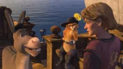 Shrek begibt sich mit Esel und dem Gestiefelten Kater auf die Suche nach dem k&ouml;niglichen Nachfolger f&uuml;r Weit Weit Weg: Artie (r.), der in dem gro&szlig;en K&ouml;nigreich nur schwer aufzutreiben ist ...