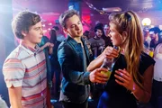 Tobi (Timmi Trinks, M.) versucht die betrunkene Emma (Zsa Zsa Inci B&uuml;rkle) zur Vernunft zu bringen. Die wirft sich aber erstmal an Oles (Matti Schmidt-Schaller) Hals...