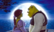 Die Jungverm&auml;hlten Shrek, l. und Fiona, r. ahnen noch nicht, dass der Besuch bei Fionas Eltern sie in arge Bedr&auml;ngnis bringen wird ...