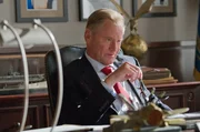 Deputy Director Harlan Whitford (Sam Shepard) wird alles unternehmen, um jeglichen Schaden von der CIA abzuwenden.