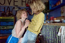 Julia (Emma Bading, l.) und ihre Tochter Tilda (Luise Landau, r.) haben Spa&szlig;. Sie wissen noch nicht, dass sie bald sehr pl&ouml;tzlich und f&uuml;r lange Zeit getrennt werden.
