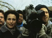 Die Produzentin Rita Hanson (Andie MacDowell) und ihr Kameramann Larry (Chris Elliott) filmen in Punxsutawney den Tag des Murmeltiers. Am 2.Februar sagt dort ein Murmeltier das Wetter f&uuml;r die n&auml;chsten 6 Wochen voraus.