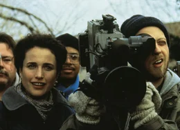 Die Produzentin Rita Hanson (Andie MacDowell) und ihr Kameramann Larry (Chris Elliott) filmen in Punxsutawney den Tag des Murmeltiers. Am 2.Februar sagt dort ein Murmeltier das Wetter f&uuml;r die n&auml;chsten 6 Wochen voraus.