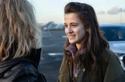 Endlich kann Marie (Léa Drucker, li.) ihre Tochter Emma (Lya Oussadit-Lessert, re.) wieder in den Arm nehmen. Emma hatte sich von ihrer Mutter abgewandt, weil sie sich von ihr vernachlässigt fühlte ... Endlich kann Marie (Léa Drucker, li.) ihre Tochter Emma (Lya Oussadit-Lessert, re.) wieder in den Arm nehmen. Emma hatte sich von ihrer Mutter abgewandt, weil sie sich von ihr vernachlässigt fühlte ...