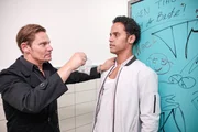 Simon (Roberto Thoenelt, l.) setzt Steve (Stephen Appleton) ein Ultimatum.