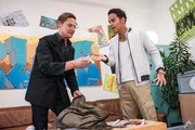 Simon (Roberto Thoenelt, l.) erwischt Steve (Stephen Appleton) mit Drogen.