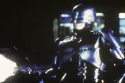 Robocop (Peter Weller) erinnert sich nach und nach an seine menschliche Vergangenheit....