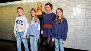 Esther begibt sich gemeinsam mit ein paar Kindern auf Spurensuche in einen Tresorraum. Esther begibt sich gemeinsam mit ein paar Kindern auf Spurensuche in einen Tresorraum.