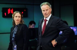 Catherine Linklater (Vera Farmiga, l.); Harlan Whitford (Sam Shepard, r.)