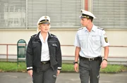 Nele (Floriane Daniel, l.) ist froh, dass sie mit Pirmin Spitznagel (Simon Werdelis, r.) einen akribischen Rechercheur in ihren Reihen hat, der einem Mordkomplott auf die Spur kommt.