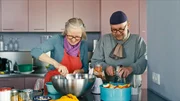 Mitbewohner und Mitbewohnerin der WG Melange beim gemeinsamen Kochen.