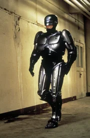 Robocop (Peter Weller) ist entwickelt worden, um das Verbrechen zu besiegen. Er ist halb Mensch, halb Maschine und scheint unbesiegbar zu sein.