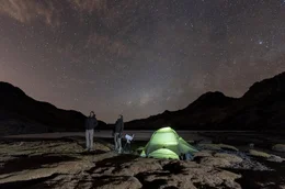 Mit Teleskopen und Kameras auf dem R&uuml;cken begeben sich der Hobby-Astronom Stephen Rater (re.) und der Filmemacher Boris Wilmart (li.) auf eine Reise durch S&uuml;damerika, um den Sternenhimmel zu beobachten.